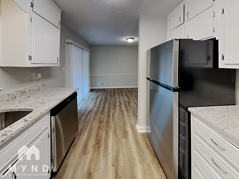 392 Colchester Dr — Photo 3