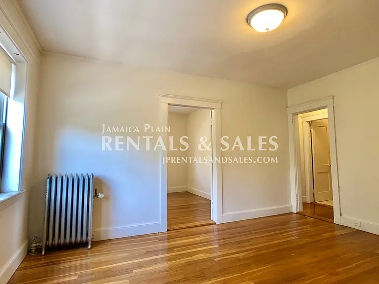 136 Arborway #5 — Photo 4