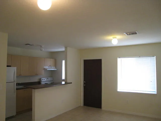 2 bed, 750 sqft, $2,300 — Photo 4