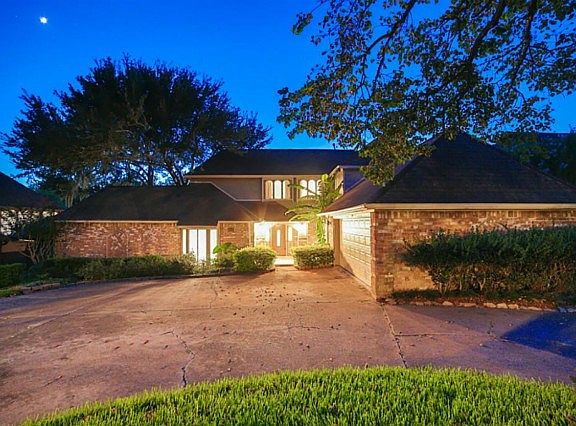 4th image of 4034 Greenbriar Dr