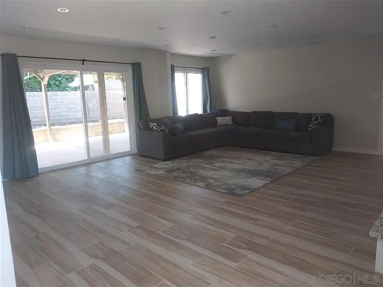 8888 La Jolla Scenic Dr N — Photo 4