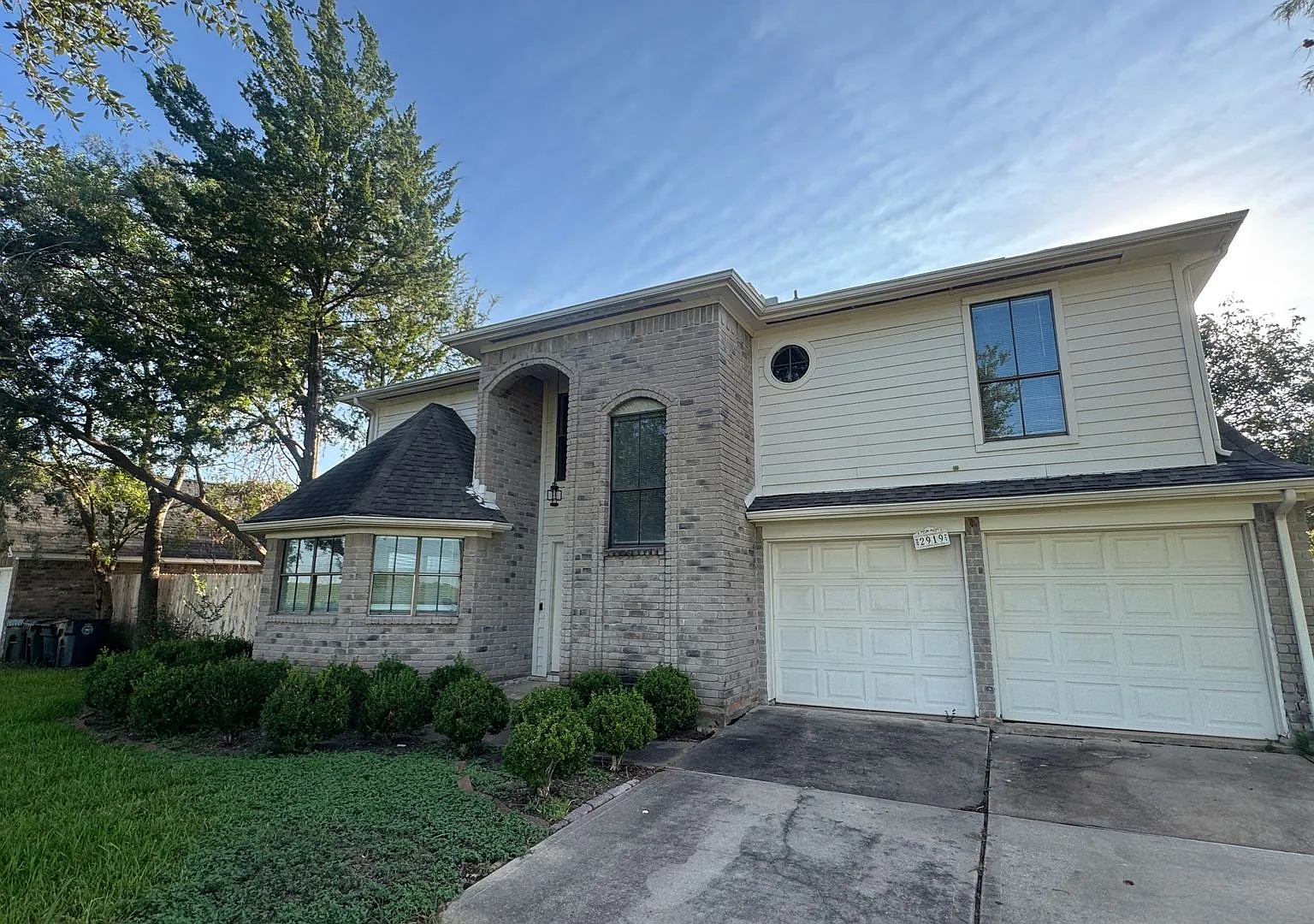 Well Kept 3 Bed 2.5 Bath in Prime Location — Photo 1