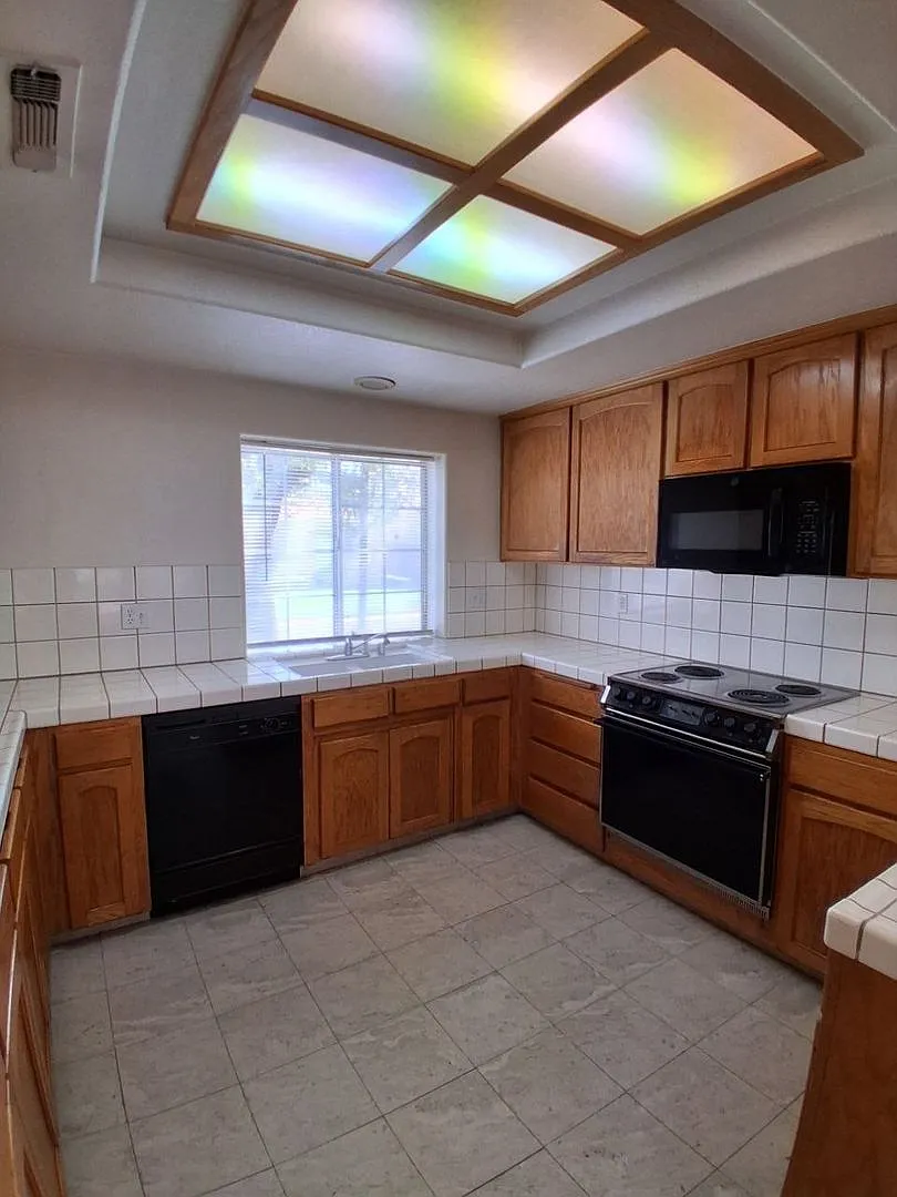 Fort Washington 3 Bedroom Home Located Near Champlain & Perrin! — Photo 4