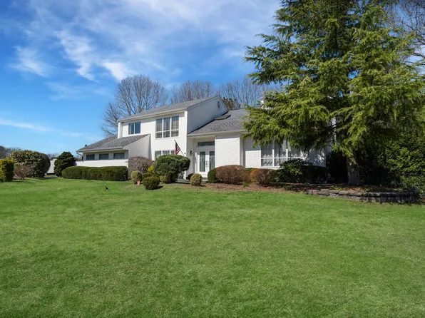 4 Scott Lane, Manorville, NY 11949