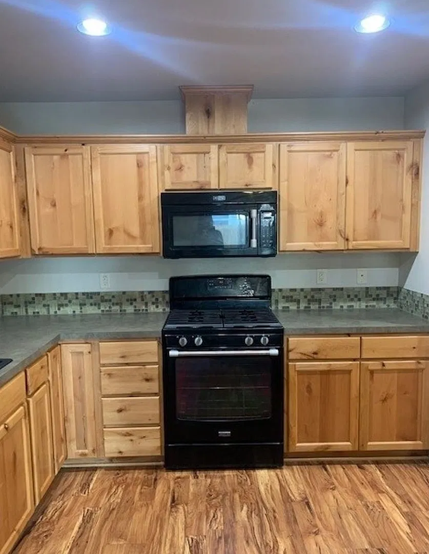 Spacious 3 Bedroom with Fenced Yard & Owner-Paid Utilities! — Photo 4