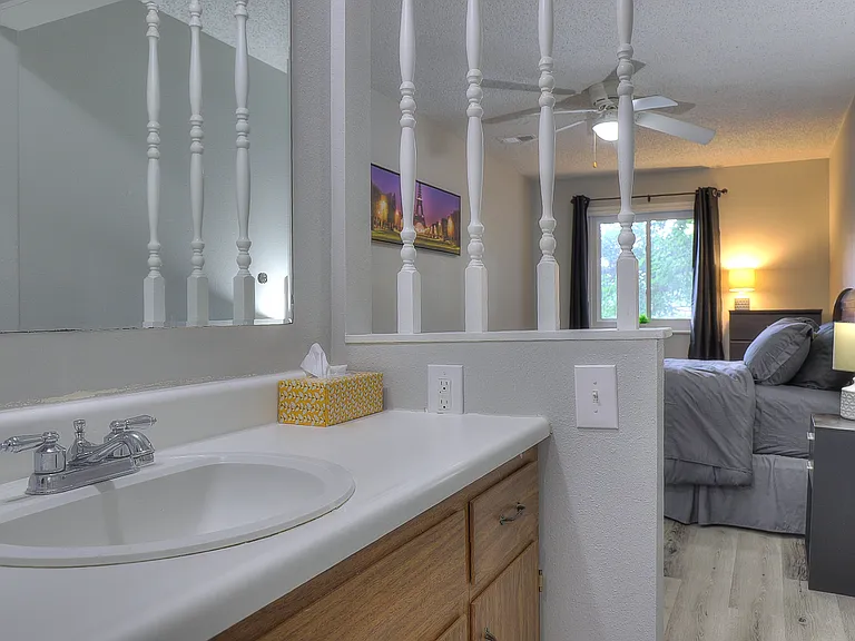 2480 N Graceland Ave #8 — Photo 11
