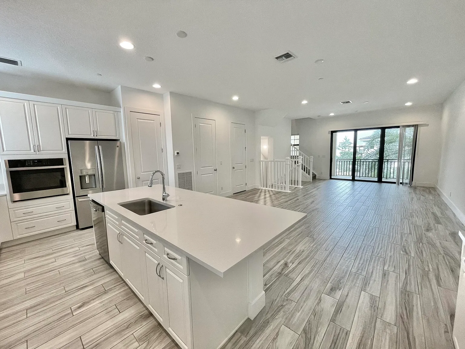 4 bed, 3.5 bath, 2252 sqft, $5,400 — Photo 1