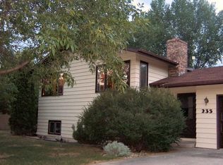 235 E Pleasant Ave, Warren, MN 56762