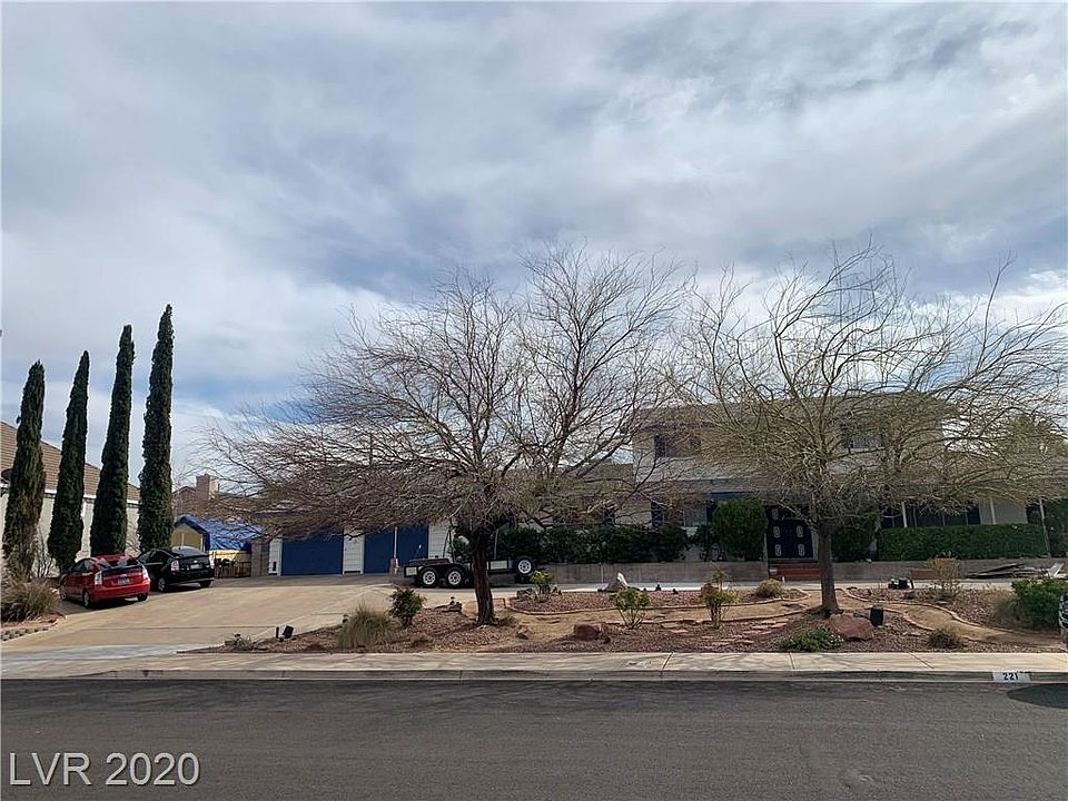 1st image of 221 E Country Club Dr