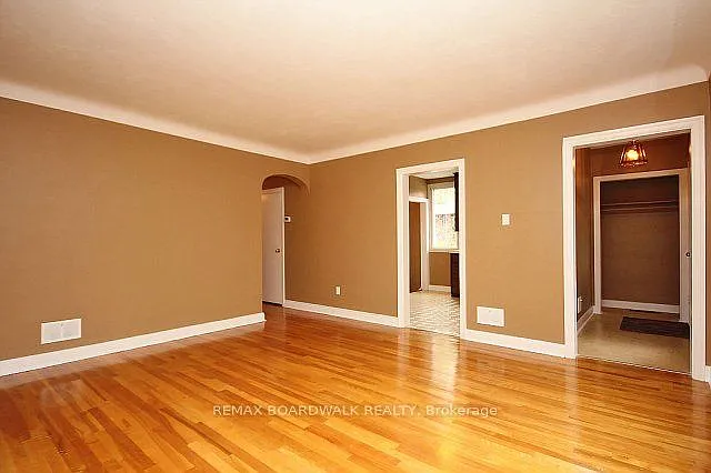 209 Knox Cres — Photo 4