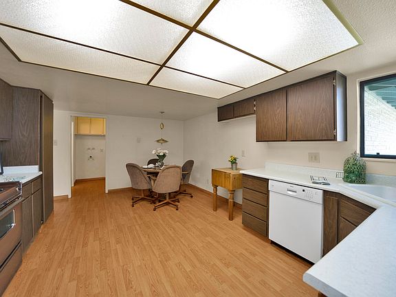 3rd image of 1037 E Carter Dr