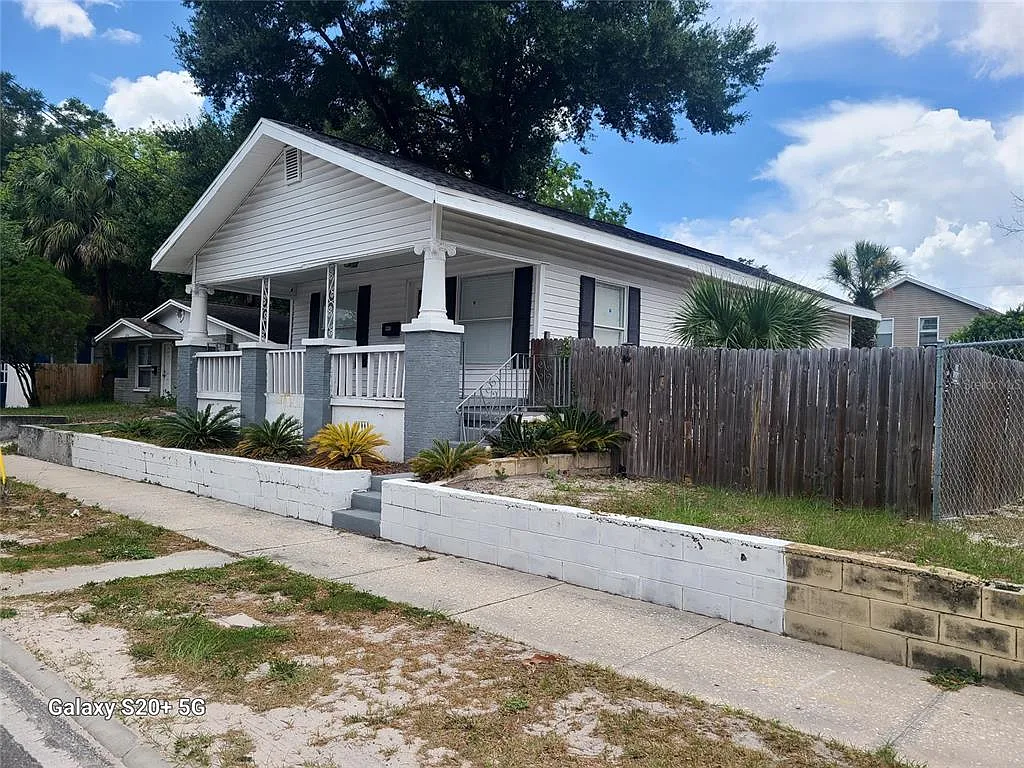 3 bed, 2.0 bath, 1008 sqft, $2,100 — Photo 2
