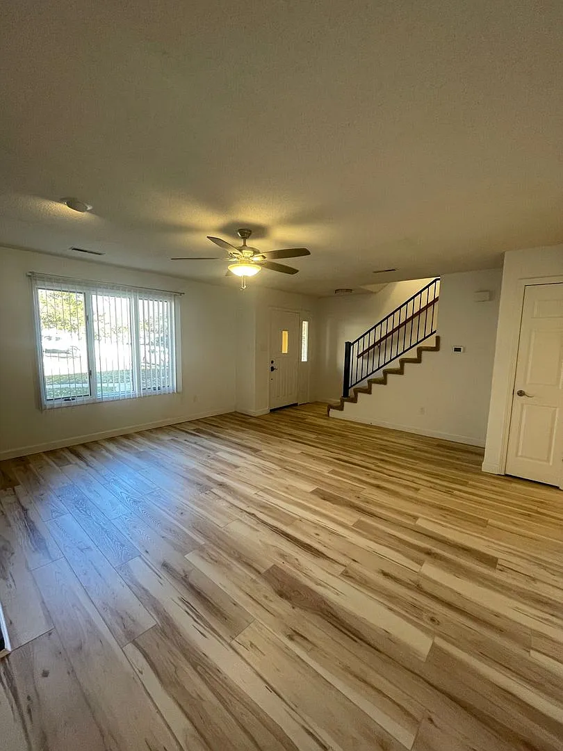 4 bed 3.5 bath Townhouse — Photo 4