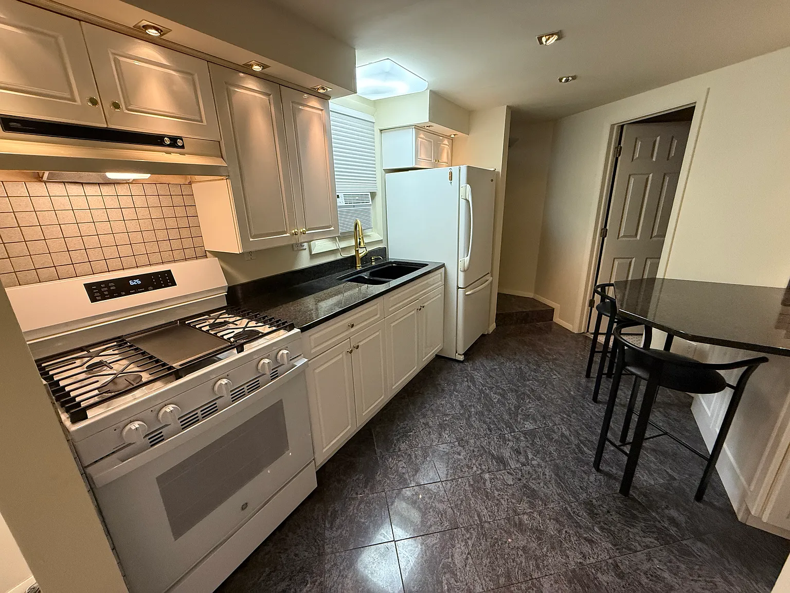 530 N Armour St — Photo 3