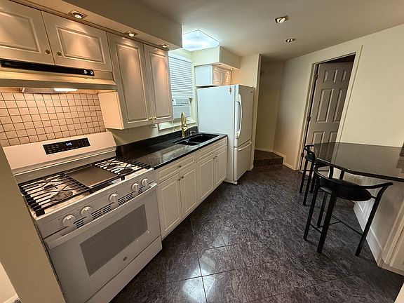 3rd image of 530 N Armour St #3