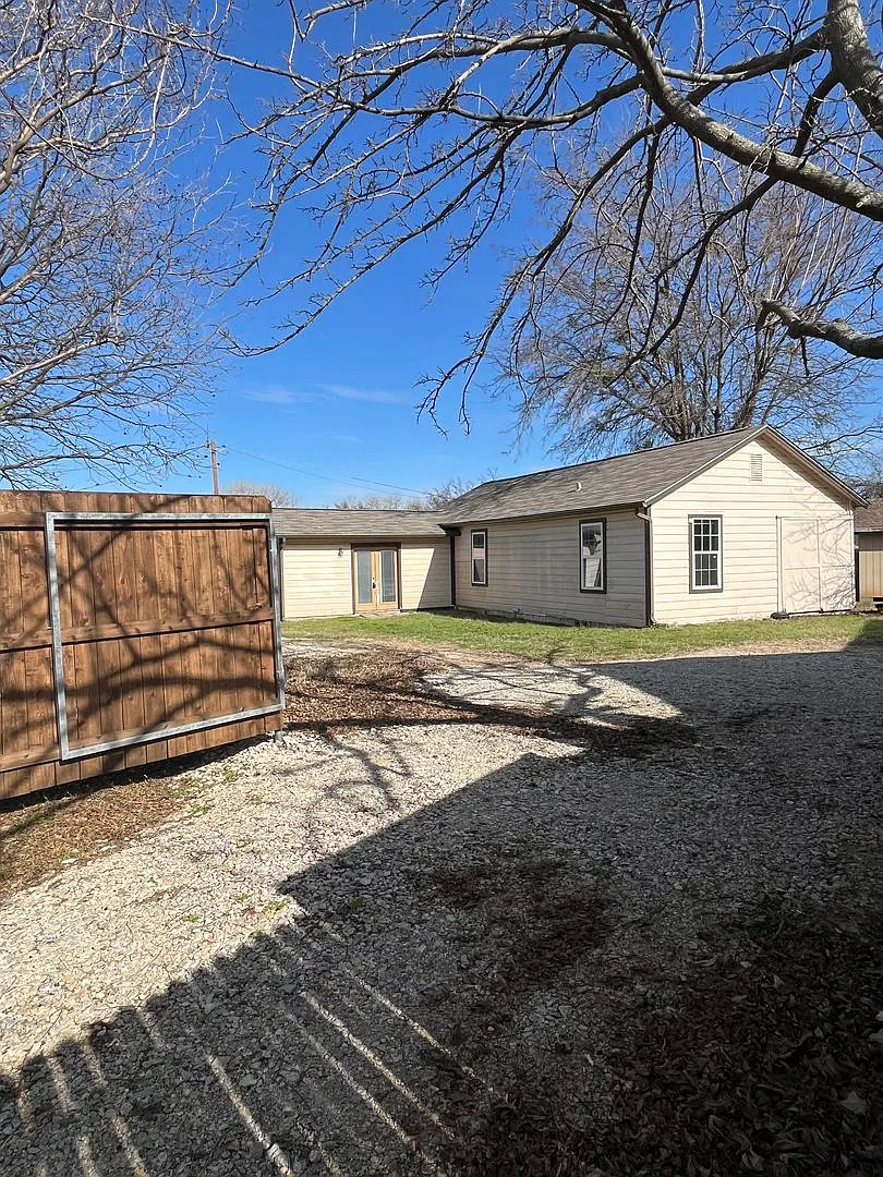 Coming Soon Historic Neighborhood - 2/1 - Pets Welcome - Hardwood Flooring! — Photo 1