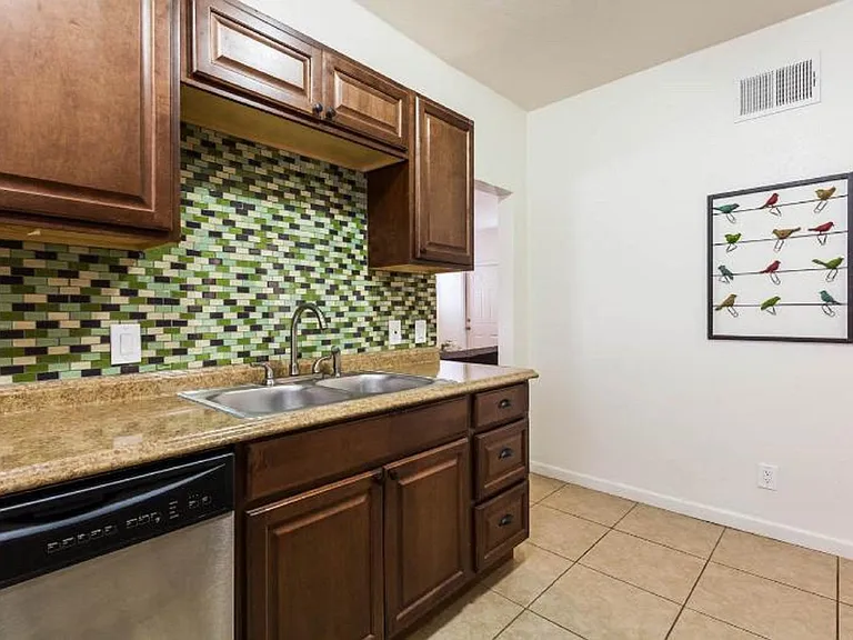 712 E Pierce St #1 — Photo 5