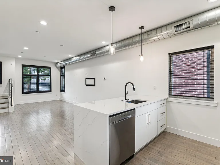 2835 Edgemont St — Photo 15
