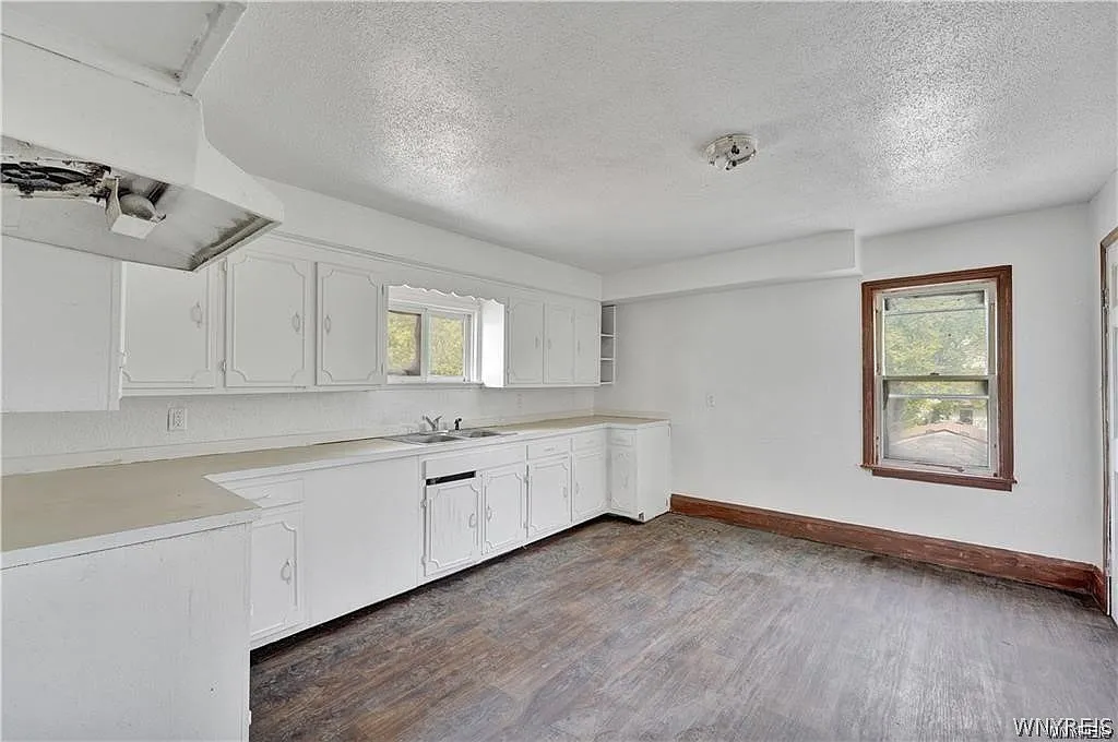2 bed, 1.0 bath, 3216 sqft, $900 — Photo 2