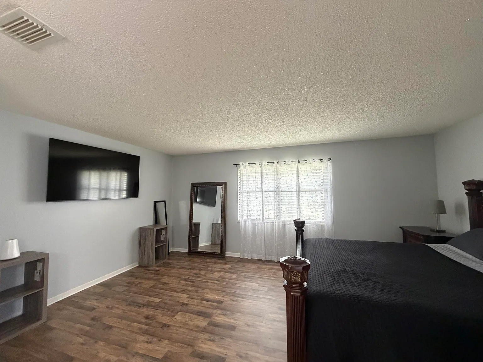 4 bed, 2.0 bath, 1860 sqft, $2,450 — Photo 3