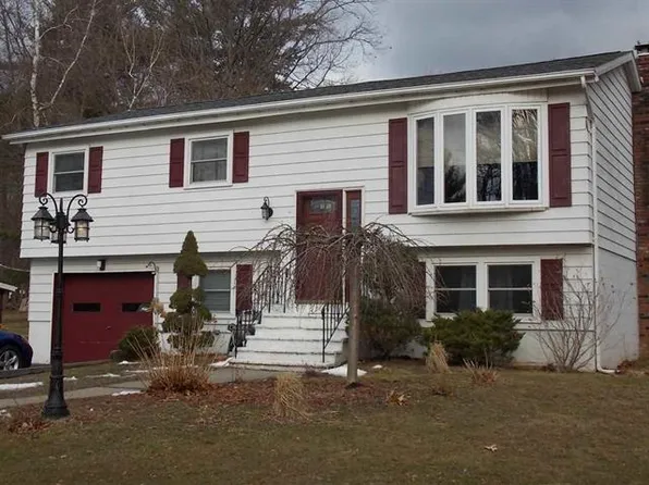 7 Grissom Dr, Clifton Park, NY 12065