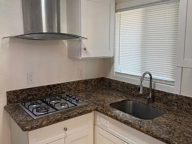 819 S Cypress Ave — Photo 6