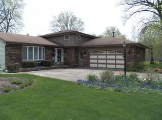 7011 Chadbourne Dr, North Olmsted, OH