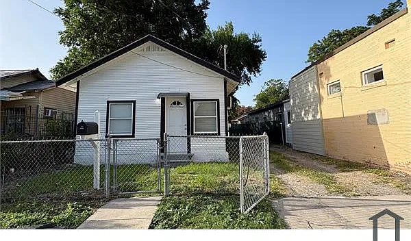 3 bed, 600 sqft, $1,150 — Photo 1
