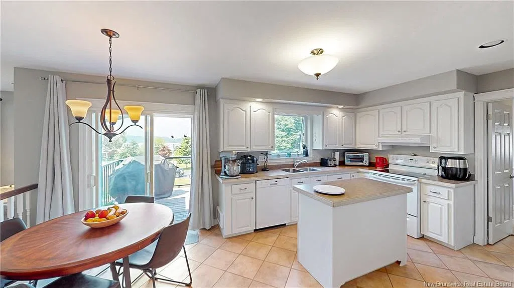 4 bed, 2.5 bath, 3080 sqft, $3,500 — Photo 4