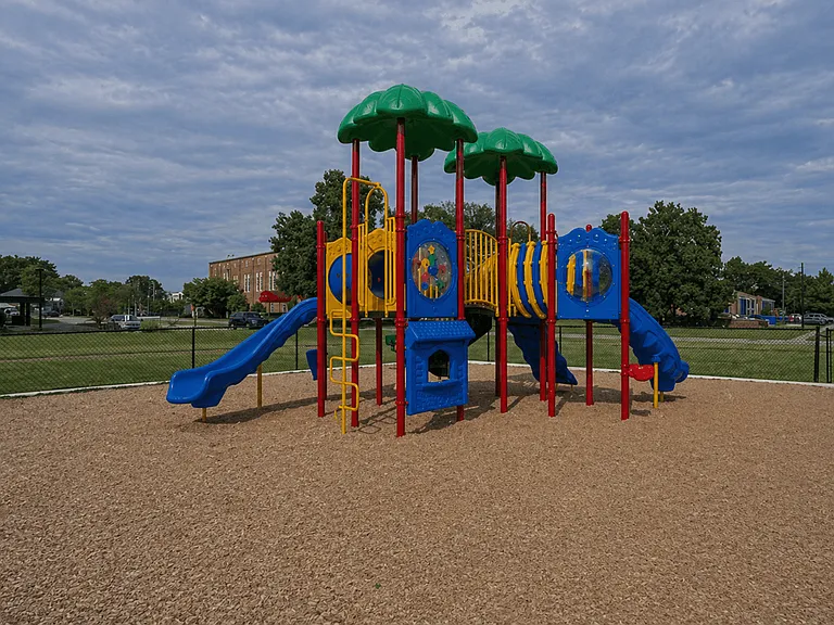 Crestview at Louisville Apartments — Photo 24