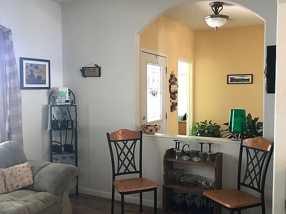 Dining room to entryway 