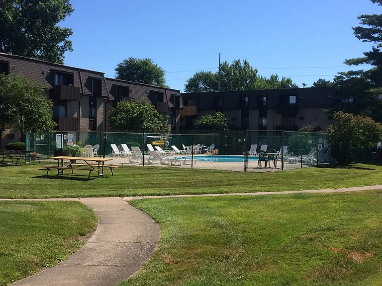 Ravenswood Apartments — Photo 6
