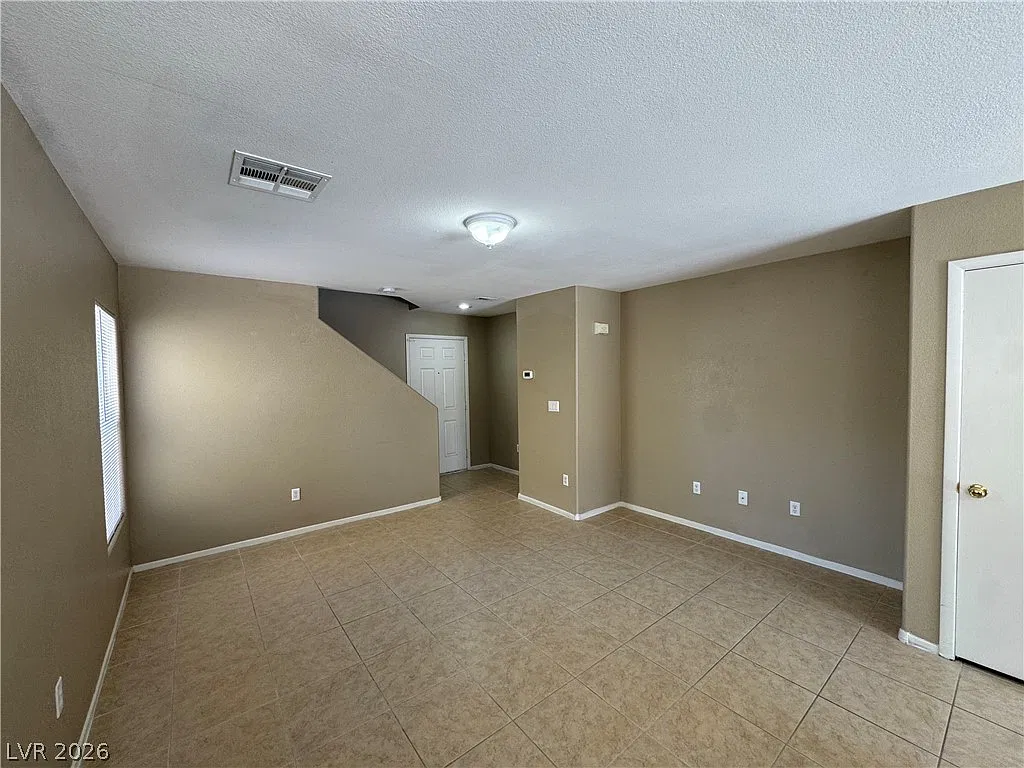 3 bed, 2.5 bath, 1279 sqft, $1,750 — Photo 3