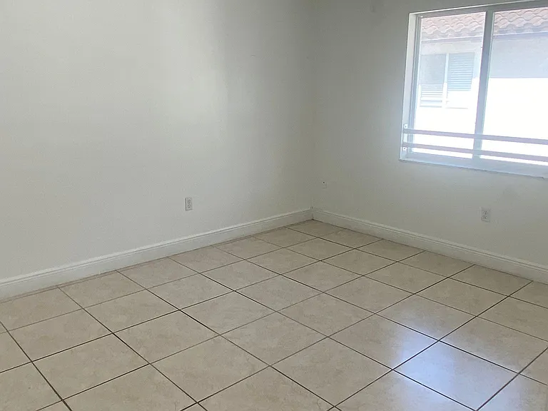 2413 W 78th St #204 — Photo 19