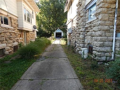 2nd image of 2925 Victor St