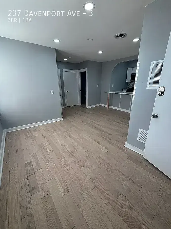 237 Davenport Ave #3 — Photo 2