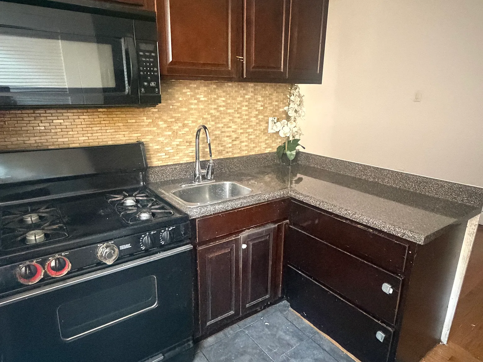 2 bed, 700 sqft, $1,850 — Photo 2