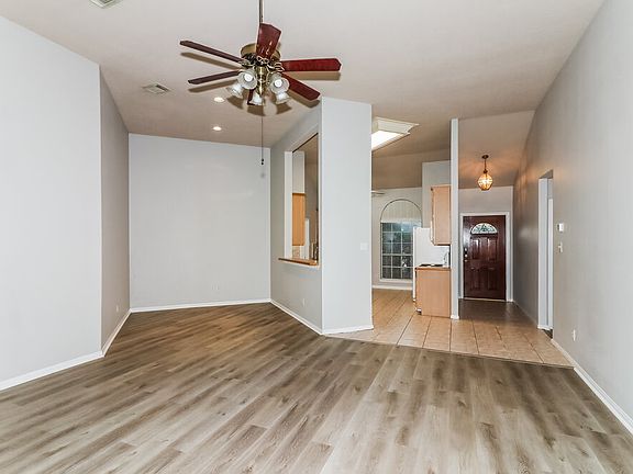 5th image of 810 Courtside Dr E