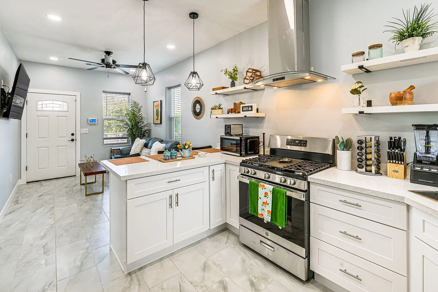 2 bed, 1.0 bath, 592 sqft, $2,483 — Photo 3
