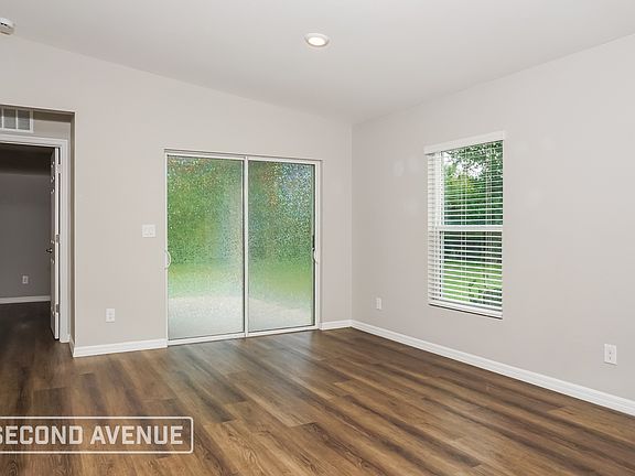 5th image of 678 Rutland Cir