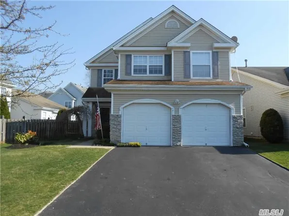 12 Ariel Dr, Middle Island, NY 11953