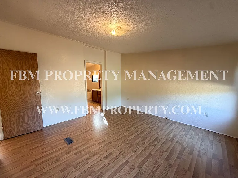 633 Mosley Rd — Photo 20