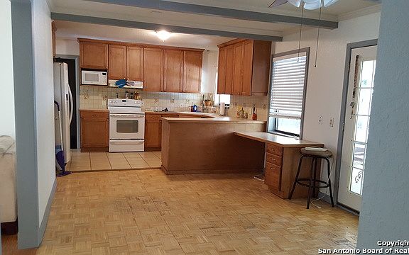 4th image of 323 Waxwood Ln