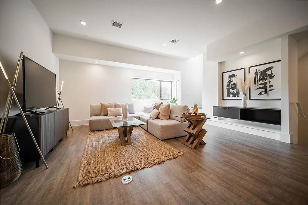 3 bed, 3.5 bath, 2052 sqft, $2,900 — Photo 2