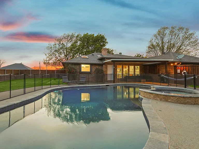 3322 Darby Ln — Photo 4