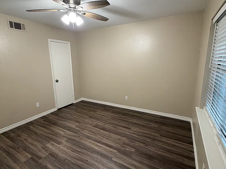 1219 Hampshire Ln #B — Photo 15