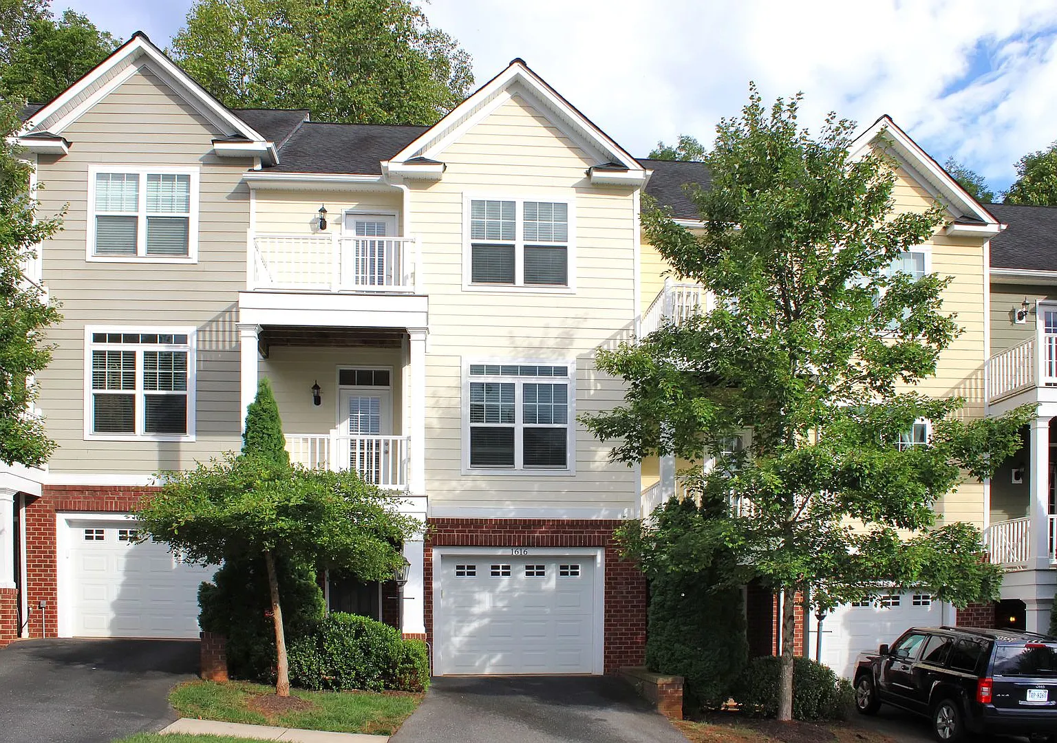 Garage townhome with mountain views — Photo 1