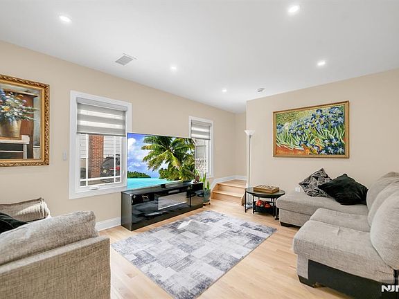 5th image of 107 Chestnut St