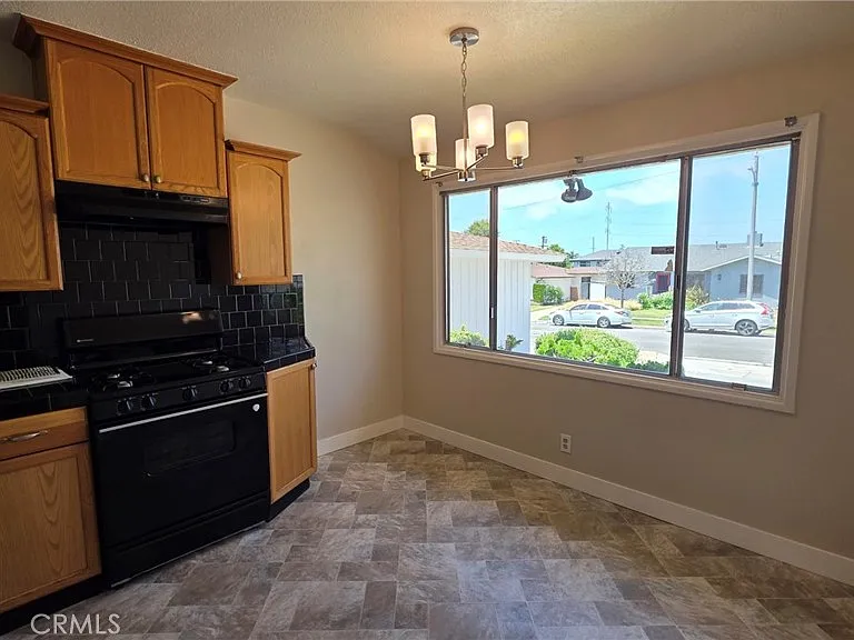 6034 S Kings Rd — Photo 9