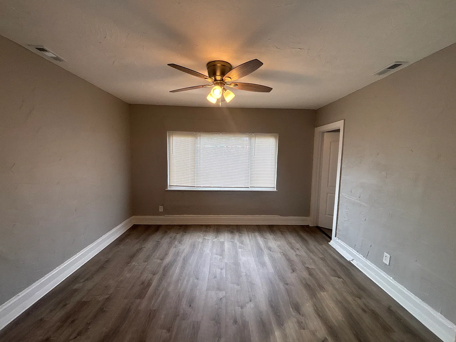 2 bed, 1.0 bath, $1,400 — Photo 3